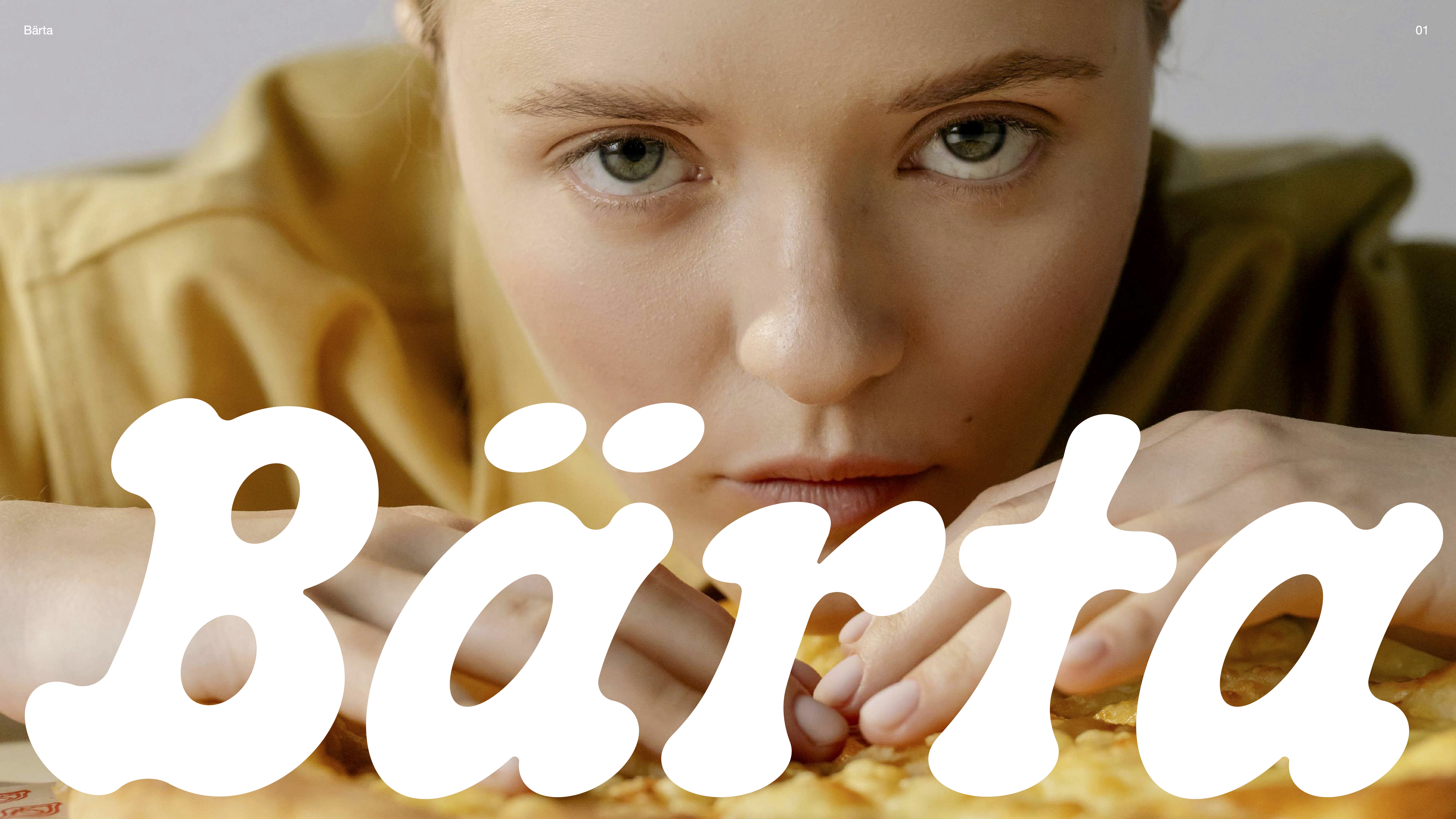 Bärta kvinna som tittar in i kameran, Bärtas logga och intensiva ögon 