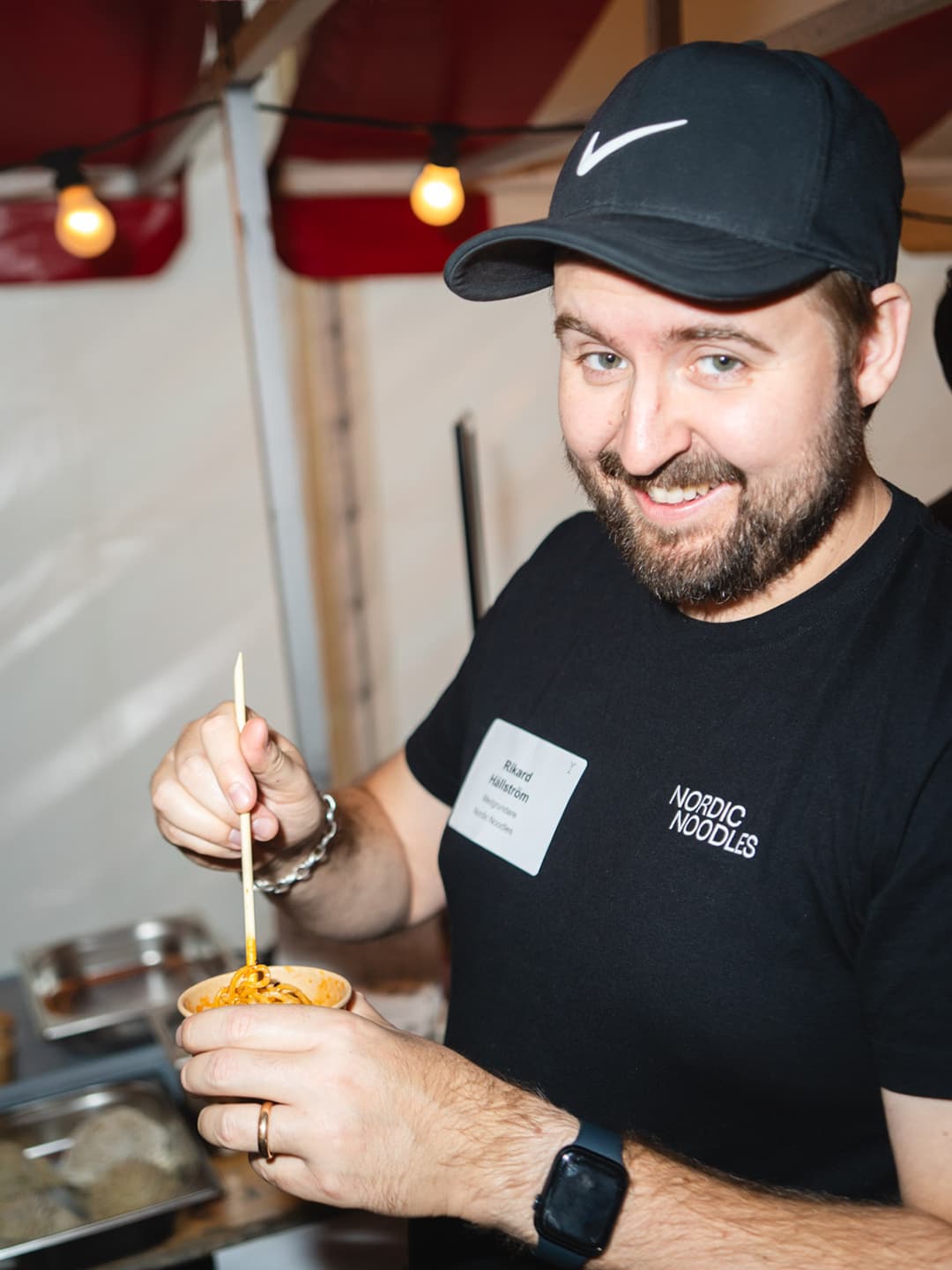 nordic noodle kille som håller nudlar i en skål 