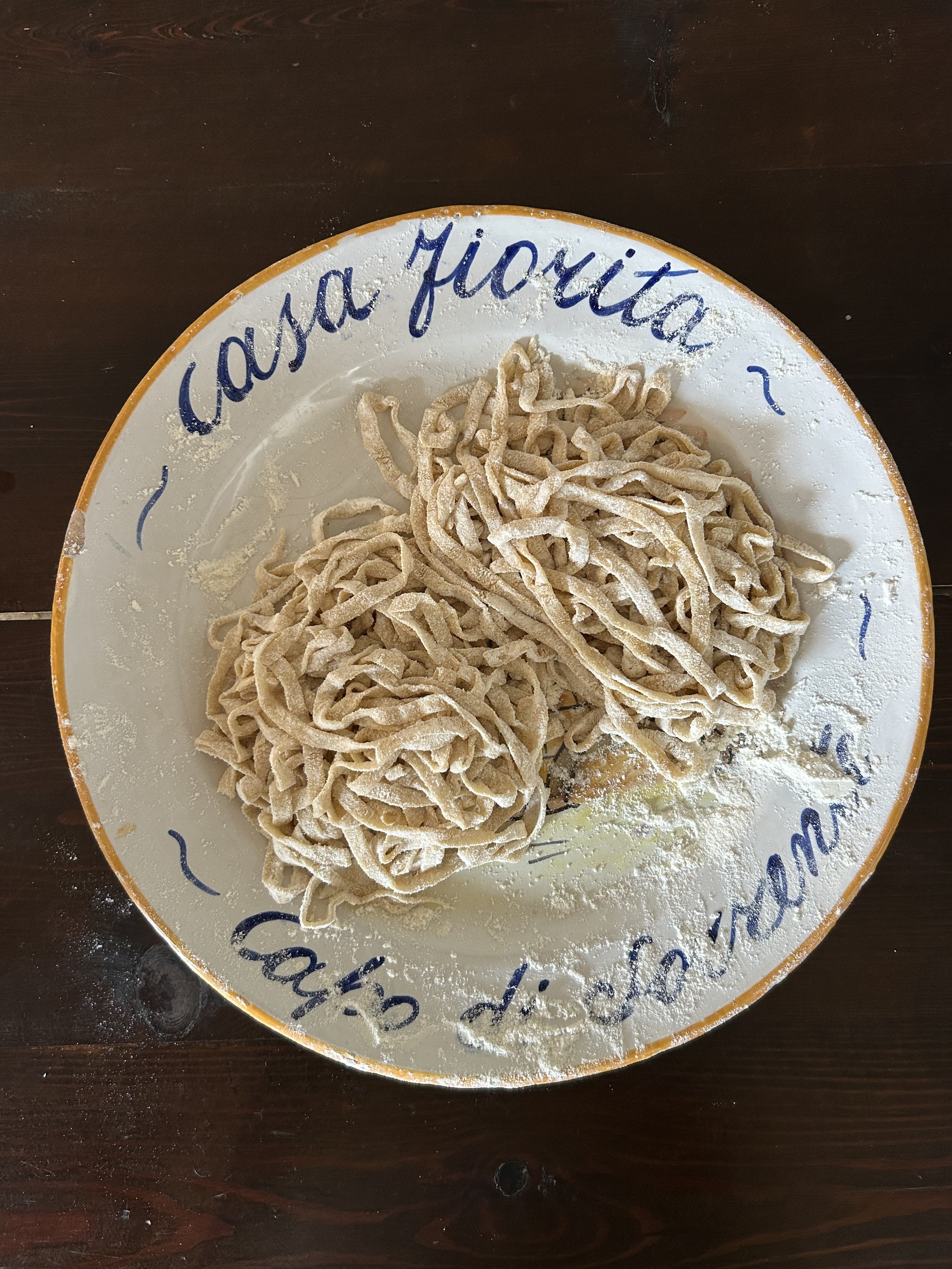 Pasta tagliatelle på en tallrik 