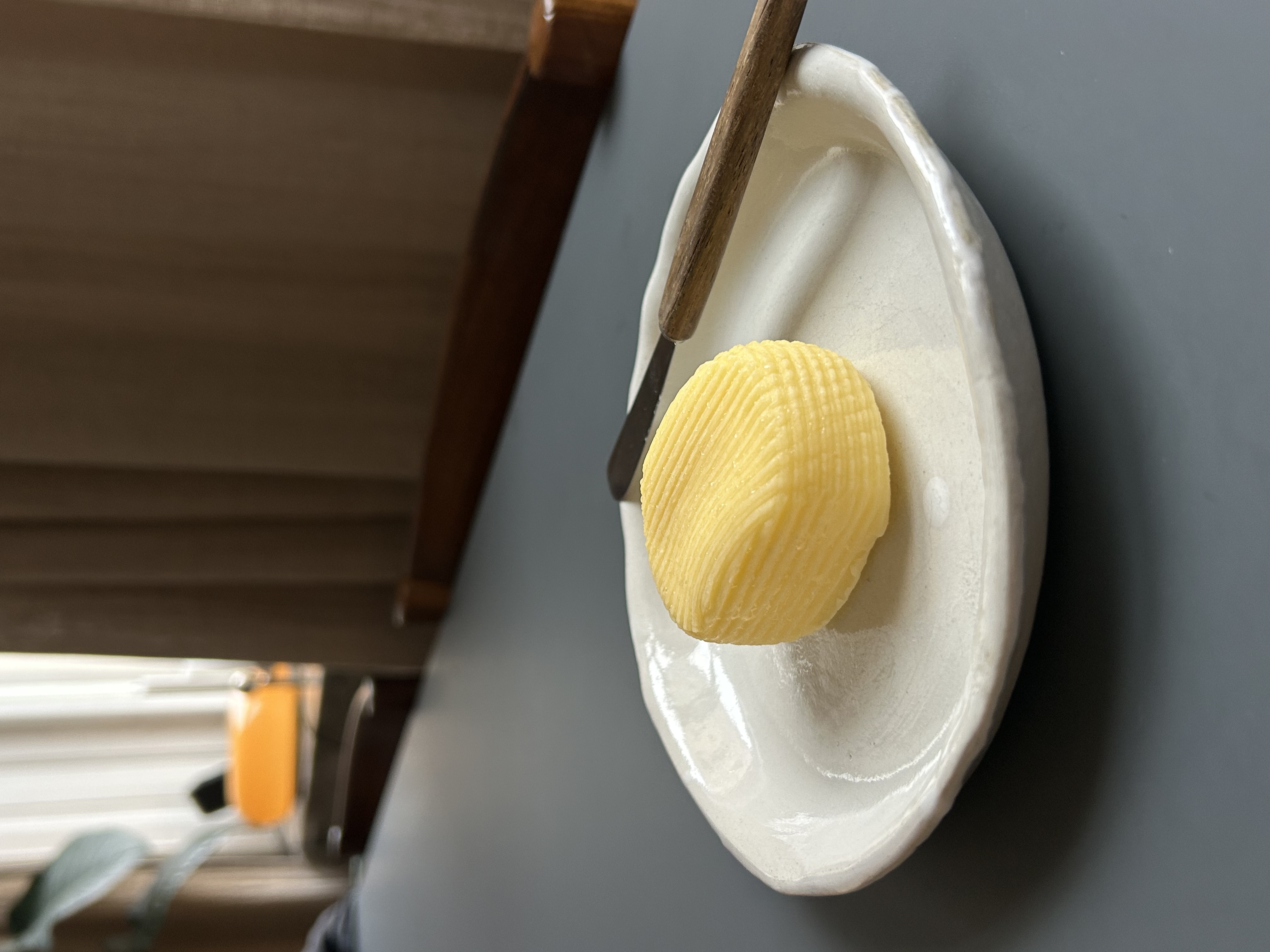 Smör på en vit tallrik,  butterviking handgjort