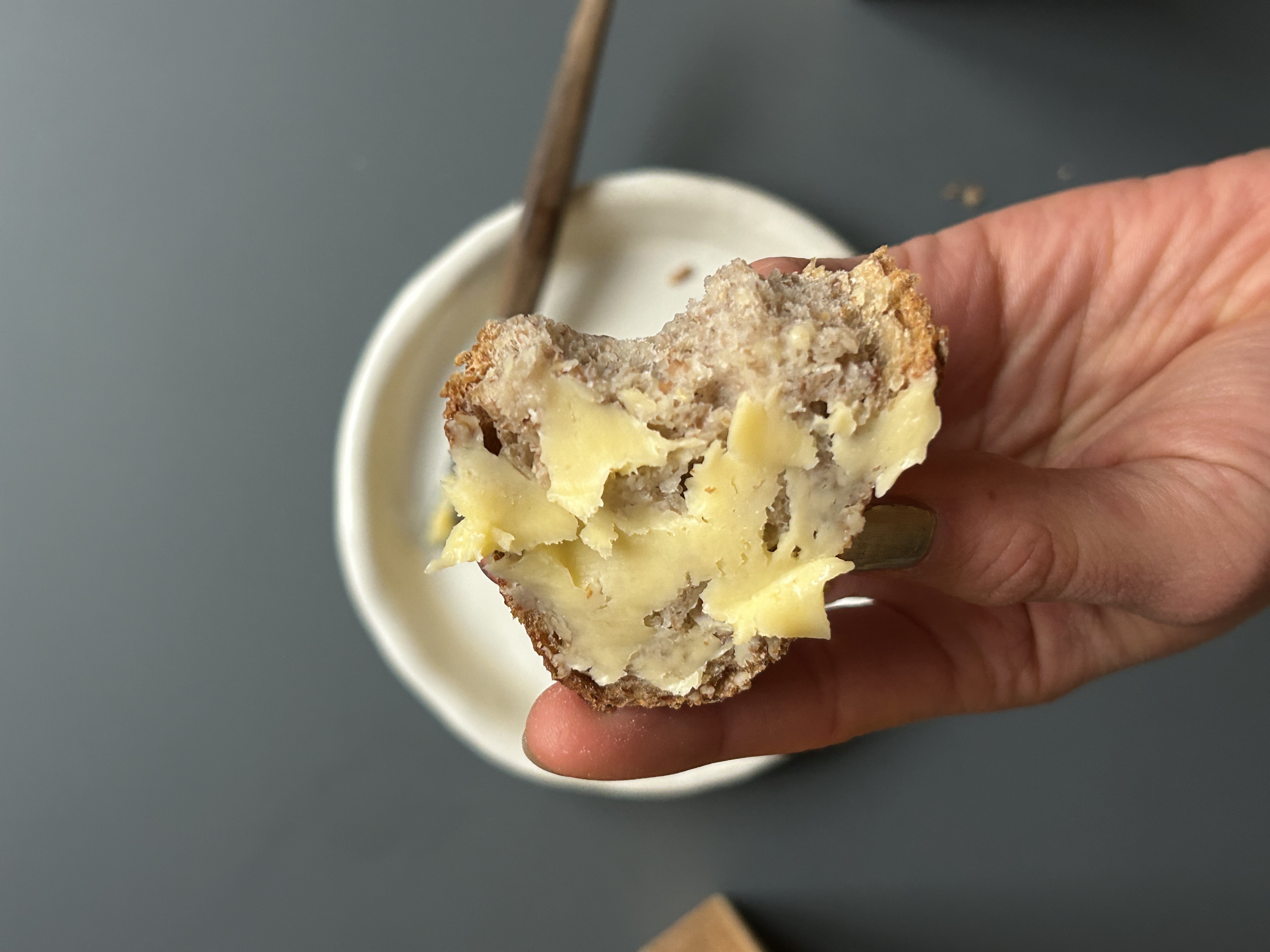 Smör på brödbit, blå bakgrund