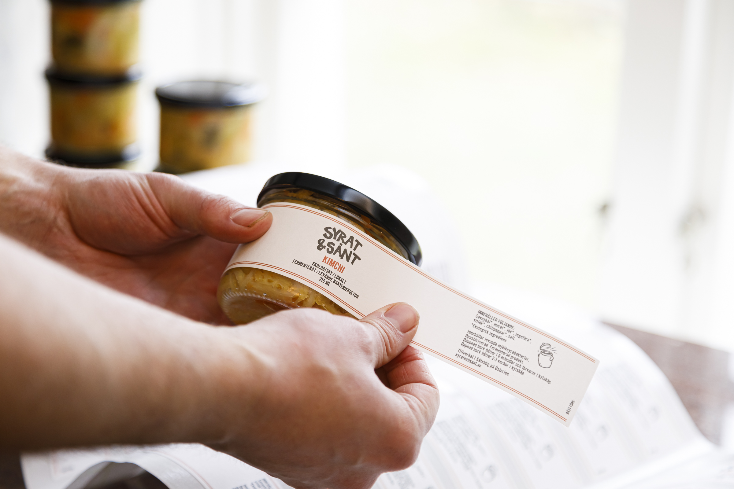 Kimche burk etikett-påsättning