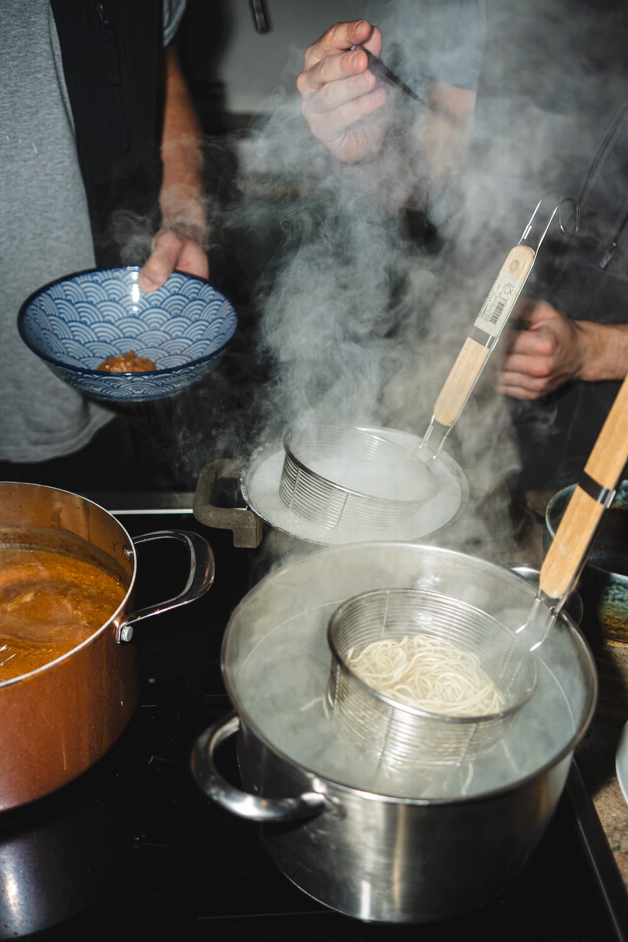 Nordic Noodles kokande vatten med nudelkorg hög kontrast