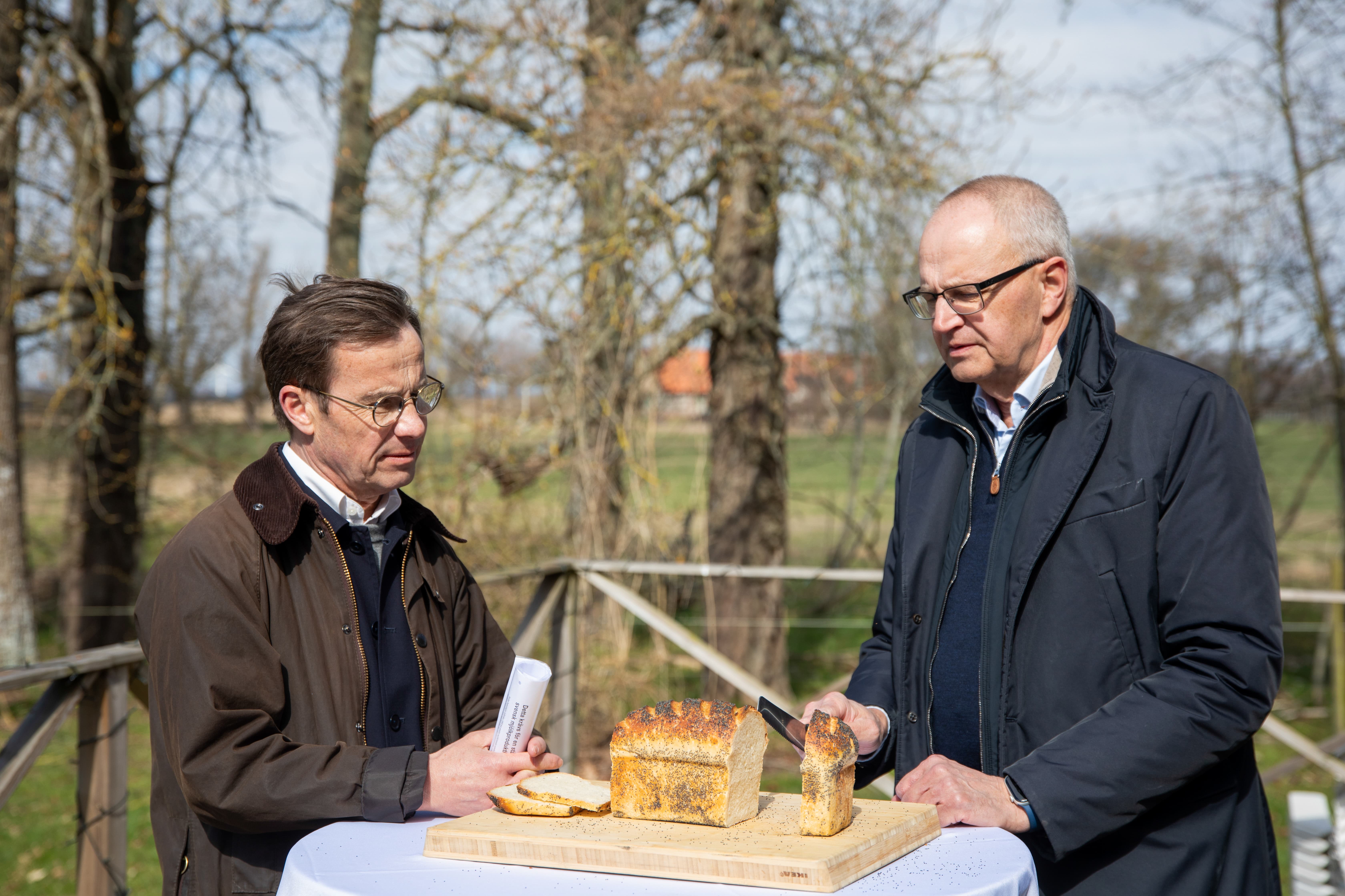Ulf kristersson och Pelle boström delar en limpa bröd matpriser 