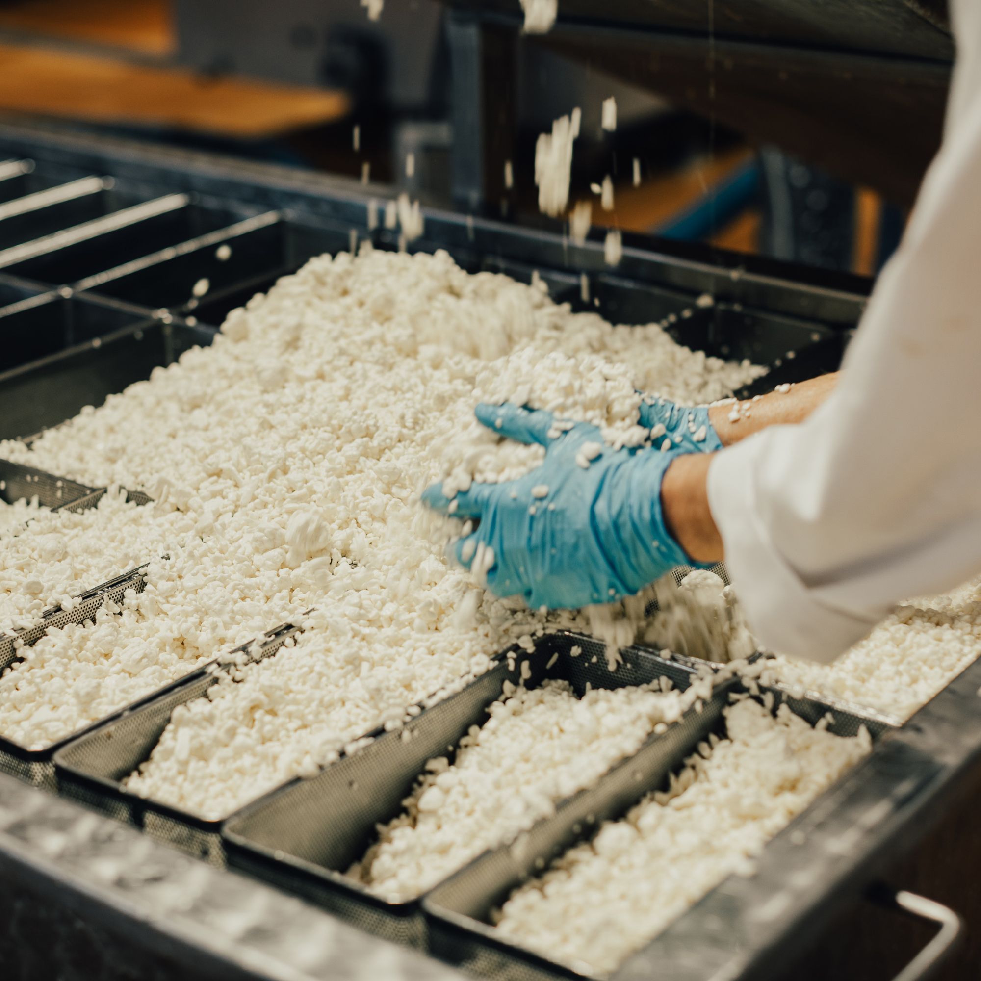 Ostproduktion-hander-skottorps-mejeri